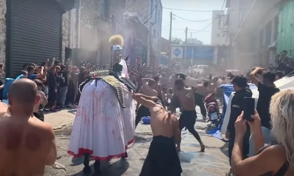 Τα νέα ''έθιμα'' της πολυπολιτισμικότητας - Σιίτες Moυσουλμάνοι αυτομαστιγώθηκαν στο κέντρο του Πειραιά